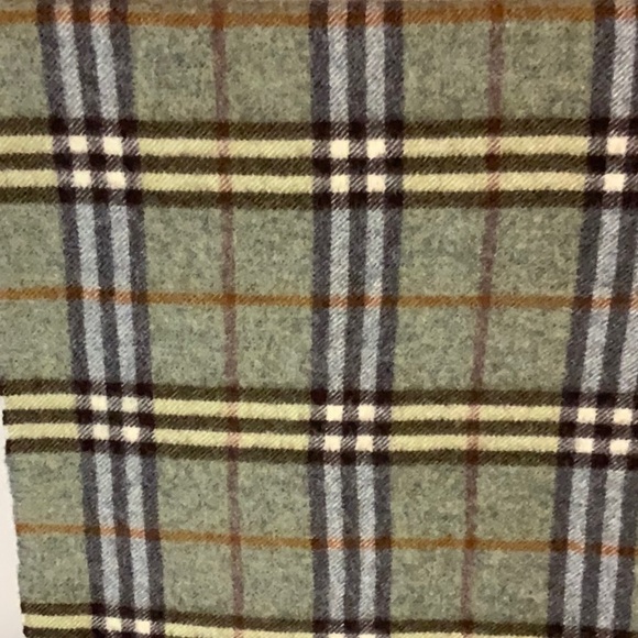 Burberry Green and Grey Nova Check Scarf in 100% Lambswool (70in X 11.5in) - Picture 3 of 5
